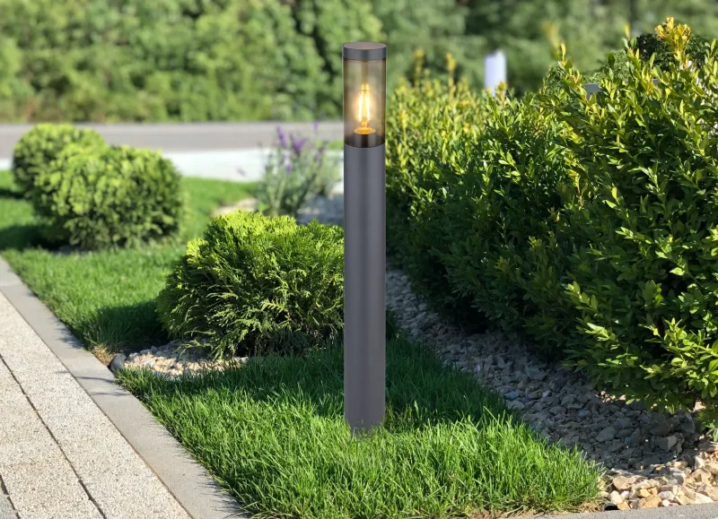 Boston 80cm Antracita balizas De Globo Lighting - Tillverkad i rostfritt st&aring;l med en r&ouml;kf&auml;rgad plastsk&auml;rm ger den ett mjukt och behagligt ljus.