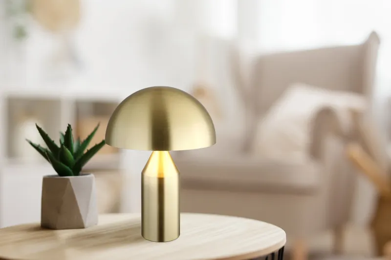 Atoma 40cm Latón lámpara de mesa De Globo Lighting - Sk&auml;rmen i matt m&auml;ssing och vitt skapar en harmonisk kontrast och ger en behaglig ljusspridning.