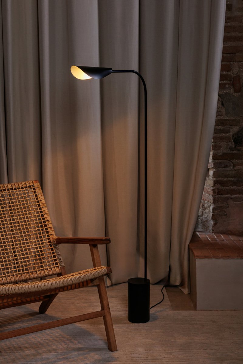 Liggera Negro lámpara de pie De Faro Barcelona - Gracias a su ligereza y est&eacute;tica elegante, Liggera se integra en cualquier ambiente, desde el hogar moderno hasta el espacio de trabajo creativo, y transmite una sensaci&oacute;n de calma y equilibrio.