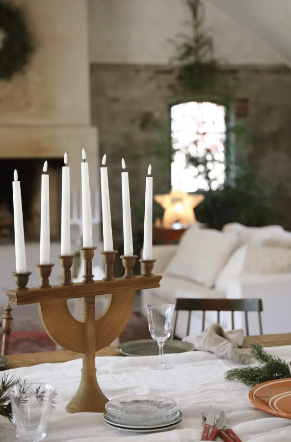 Torpa 7L mancha marrón De Markslöjd - Torpa es un elegante portavelas de Adviento de siete brazos, fabricado en madera te&ntilde;ida de marr&oacute;n, con un dise&ntilde;o cl&aacute;sico y atemporal.