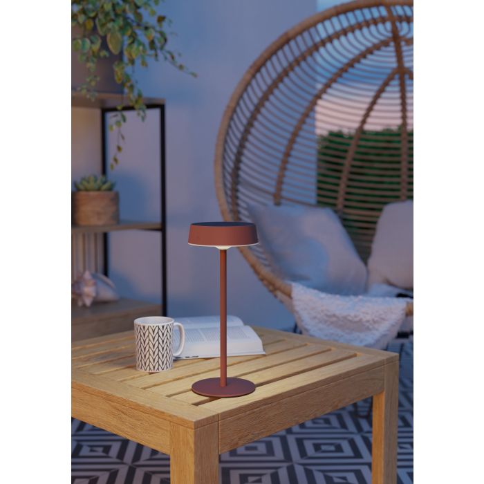Simeri 30cm ROJO lámpara solar De Eglo - Simeri es una elegante lámpara de mesa que funciona con energía solar y que combina forma y función para uso en interiores y exteriores.