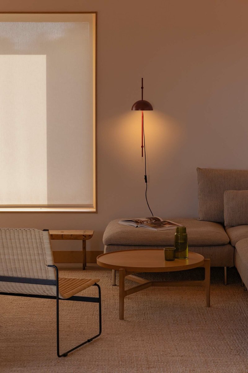 Matilda 60cm borgoña lámpara de pared De Faro Barcelona - La pantalla giratoria y el ajuste de altura ofrecen gran flexibilidad y permiten diferentes configuraciones de luz, perfecta tanto para iluminaci&oacute;n de fondo como de ambiente.