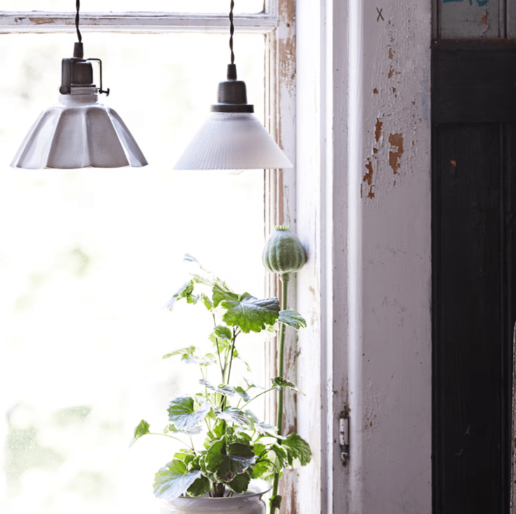 Margareta Ø18 Blanco lámpara de ventana De Strömshaga - Preciosa l&aacute;mpara de techo peque&ntilde;a con pantalla de chapa lacada en blanco y base de metal de color grafito oscuro.