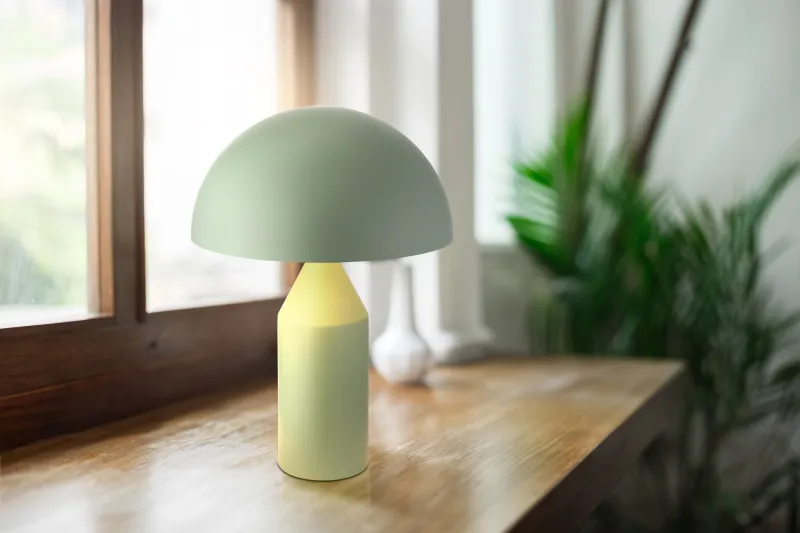 Atoma 40cm Verde lámpara de mesa De Globo Lighting - Sk&auml;rmen i matt, d&aring;v gr&ouml;n f&auml;rg och vitt skapar en harmonisk kontrast och ger en behaglig ljusspridning.