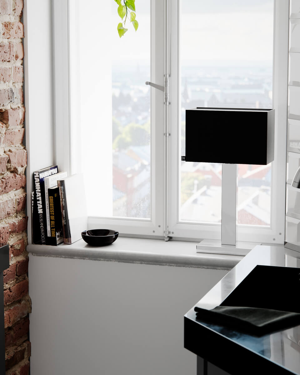 Prime 47cm Cromo lámpara de mesa De By Rydéns - Descubre las posibilidades de la l&aacute;mpara de mesa de metal Prime con pantalla de tela y crea un efecto encantador en tu ventana con su elegante dise&ntilde;o e iluminaci&oacute;n sutil.