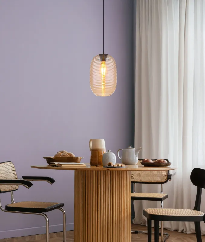 Jefrey Ø20 Ámbar Lámpas de techo De Globo Lighting - Denna eleganta taklampa &auml;r utrustad med en rund glaskupa i varm b&auml;rnstensf&auml;rg.