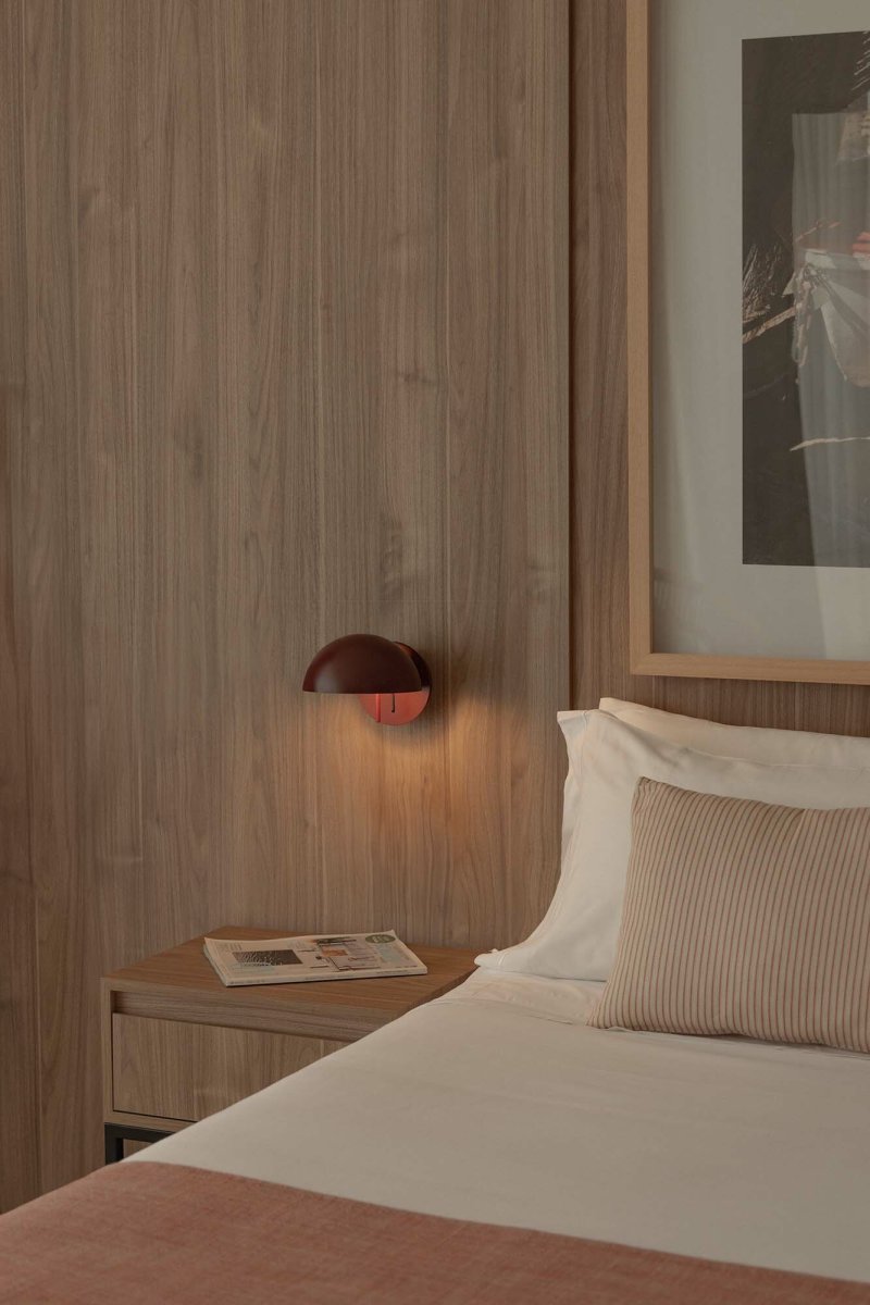 Matilda Ø17 borgoña lámpara de lectura De Faro Barcelona - Matilda es una l&aacute;mpara de pared color burdeos intenso con una forma limpia y geom&eacute;trica que se integra en cualquier ambiente.