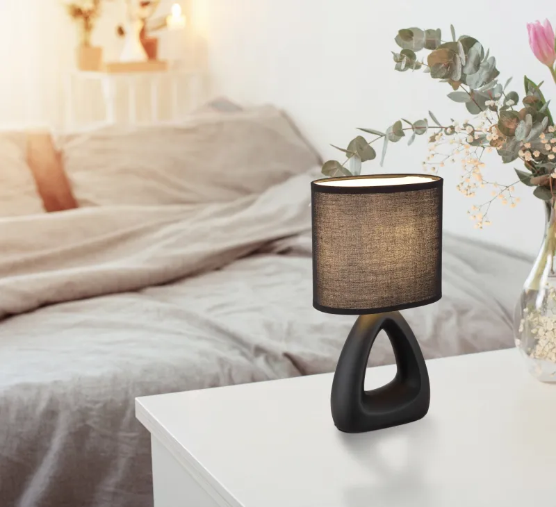 Triangle 30cm Negro lámpara de mesa De Globo Lighting - Den triangelformade basen med ett stilrent utskuret h&aring;l ger ett modernt intryck, medan den ovala textilsk&auml;rmen i svart f&auml;rg sprider ett behagligt och j&auml;mnt ljus.