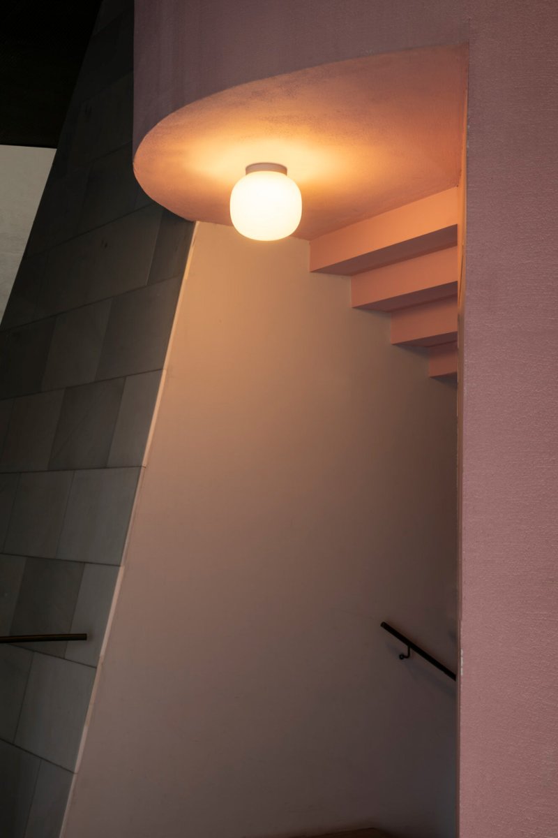 Amelia Ø22 Blanco lámpara de baño De Faro Barcelona - El difusor redondeado garantiza una distribuci&oacute;n generosa de la luz sin deslumbramientos, lo que la convierte en la l&aacute;mpara ideal para la iluminaci&oacute;n general en espacios comunes y comunes.