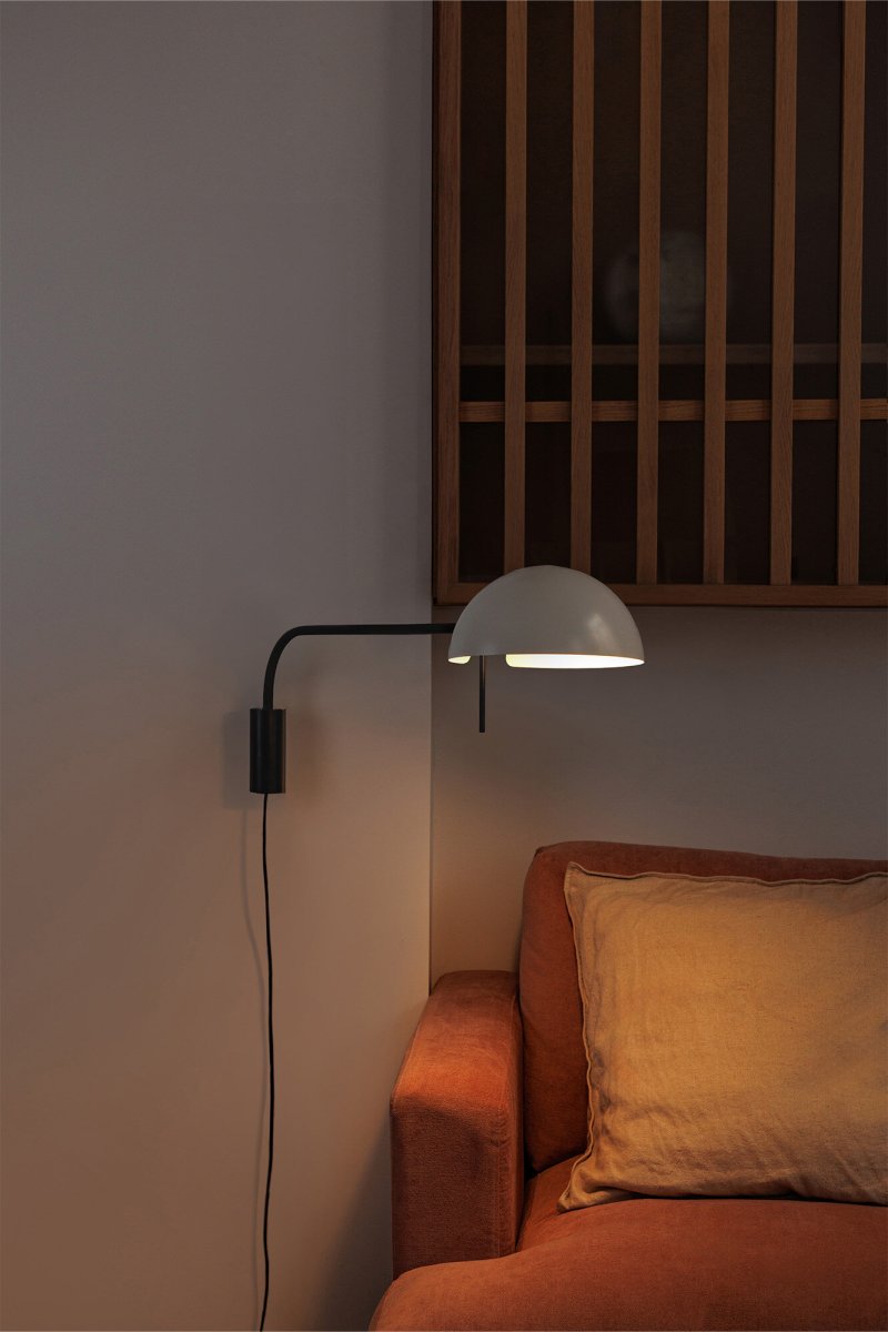 Dominica 88cm Beige lámpara de pared De Faro Barcelona - Dominica es una l&aacute;mpara de pared beige dise&ntilde;ada por Faro Lab, inspirada en la est&eacute;tica de Chicago de los a&ntilde;os 1900 y 1940.