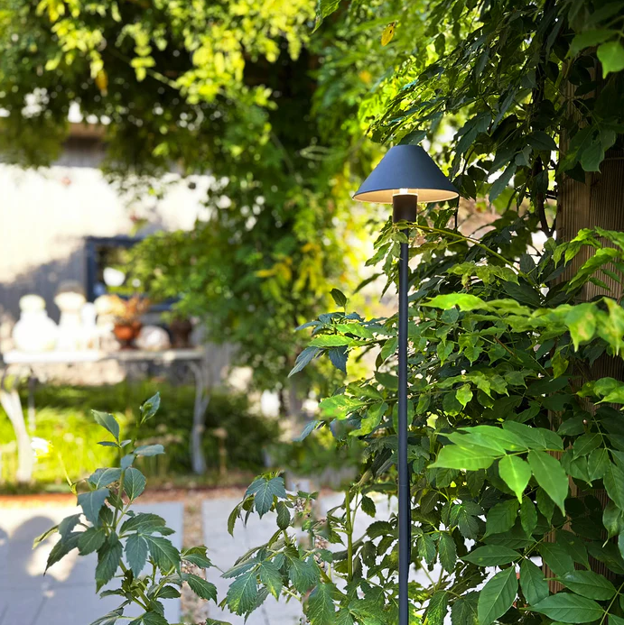 Apollo Flex Gris oscuro De Lightson - Apollo Flex &auml;r perfekt f&ouml;r dig som &auml;lskar skandinavisk design och letar efter en n&auml;ttare lampa till din kruka, rabatt eller g&aring;ng.