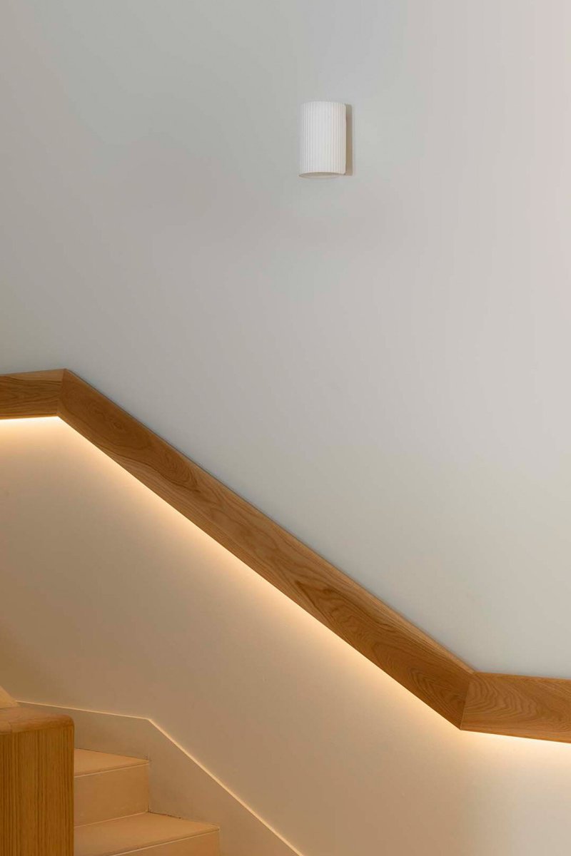 Sole 10cm Blanco lámpara de pared De Faro Barcelona - Disponible en dos tama&ntilde;os y con distribuci&oacute;n de luz unilateral o bilateral, es ideal para pasillos, escaleras y espacios reducidos.