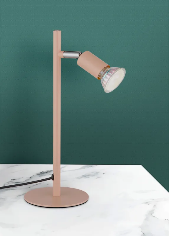 Matrix 30cm Naranja lámpara de escritorio De Globo Lighting - Den runda basen och det raka metallr&ouml;ret i matt aprikos f&auml;rg ger ett modernt och elegant uttryck.