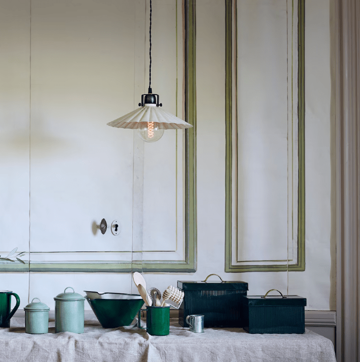 Anita Ø30 Blanco lámpara de ventana De Strömshaga - La pantalla tiene una superficie marmolada que fue pintada a mano, lo que puede resultar en irregularidades y diferencias.