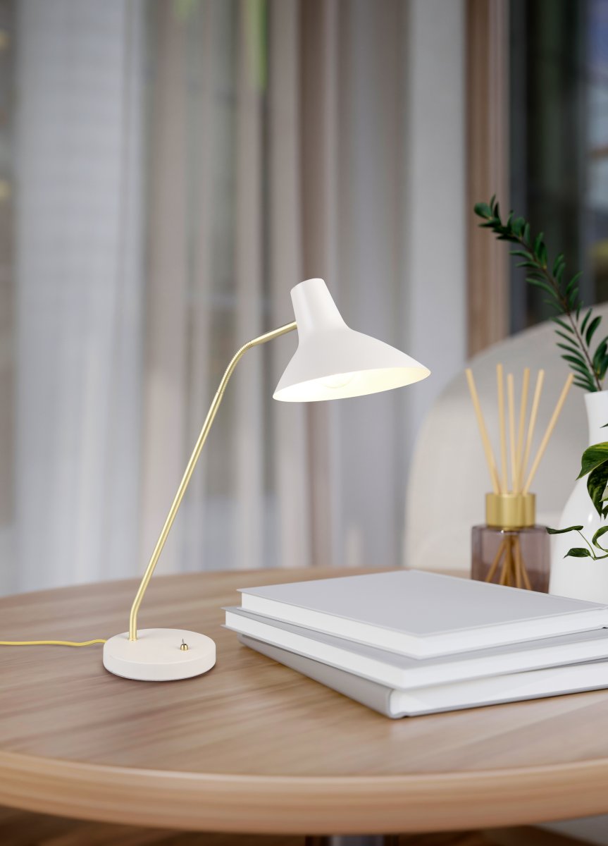 Traveller 54cm Gris lámpara de escritorio De Trio Lighting - El cálido color gris y el brazo de latón mate crean un elegante contraste que armoniza con diversos estilos de decoración.