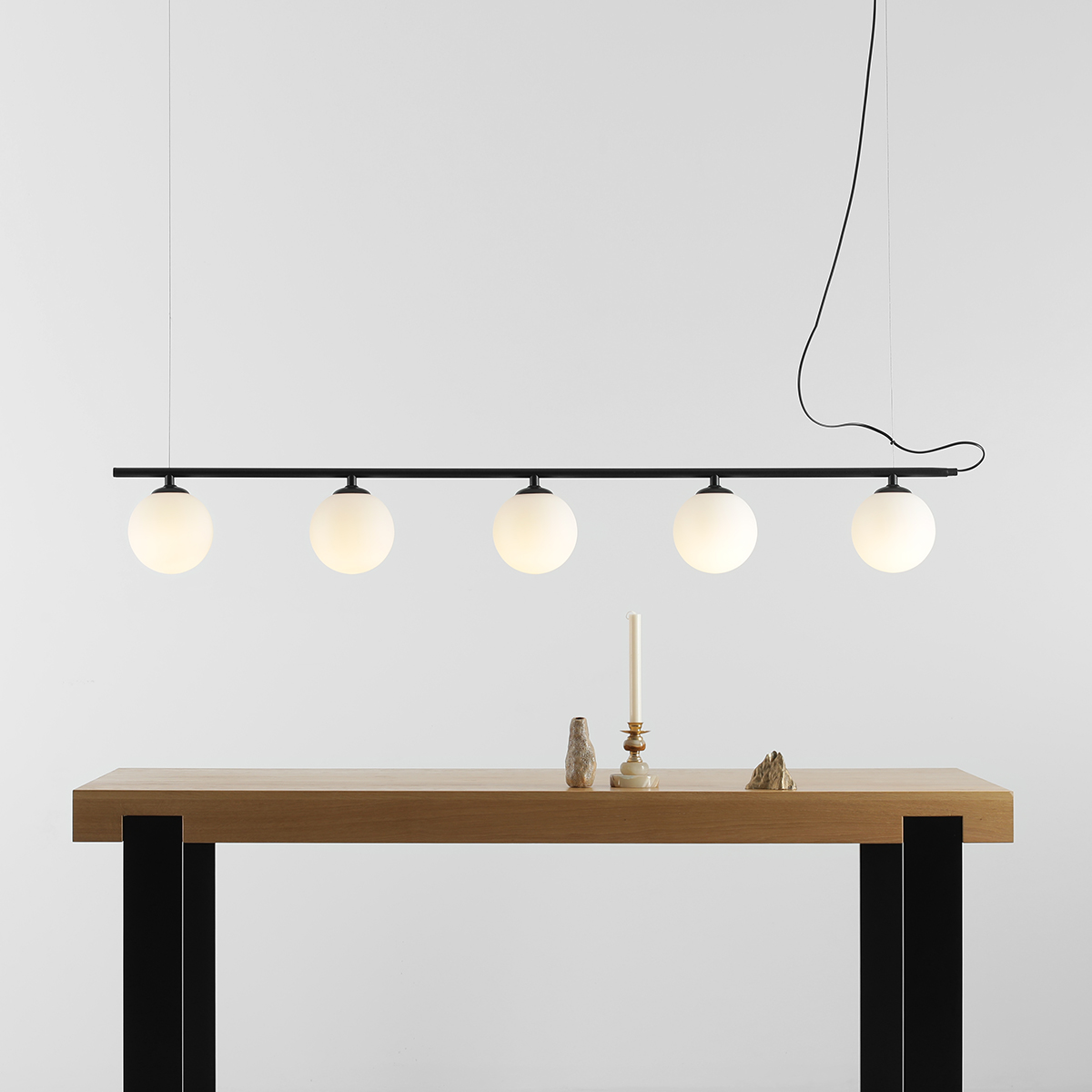 Beryl 140cm Negro Lámpas de techo De Artera - Perfecto para crear un ambiente cálido y acogedor en el comedor o la cocina y al mismo tiempo servir como un elegante elemento de diseño.