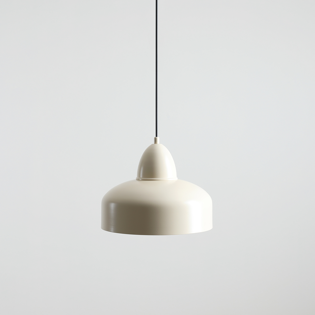 Como Ø30 blanco crema Lámpas de techo De Artera - La sencilla pantalla de metal de color crema proporciona una luz suave y dirigida, perfecta para crear un ambiente acogedor en la cocina, el comedor o la sala de estar.