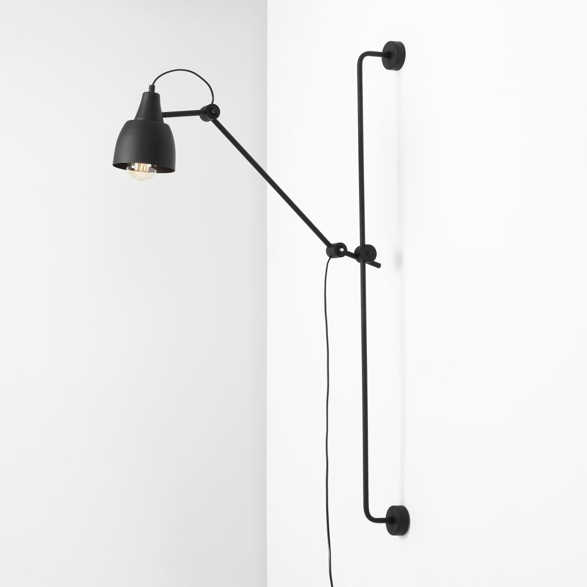 Dron 113cm Negro lámpara de pared De Artera - Gracias a su diseño simple pero elegante, la lámpara combina perfectamente con una variedad de estilos de interior al tiempo que proporciona una iluminación práctica y eficaz para todas las ocasiones.