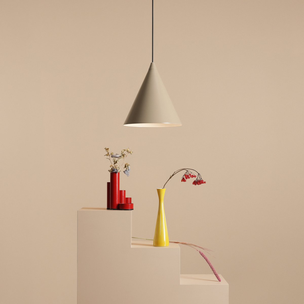 Form Ø24 Beige Lámpas de techo De Artera - Gracias a su diseño atemporal y su color sutil, la lámpara se integra a la perfección en varios estilos de interior, al tiempo que añade un toque sofisticado y moderno a la habitación.