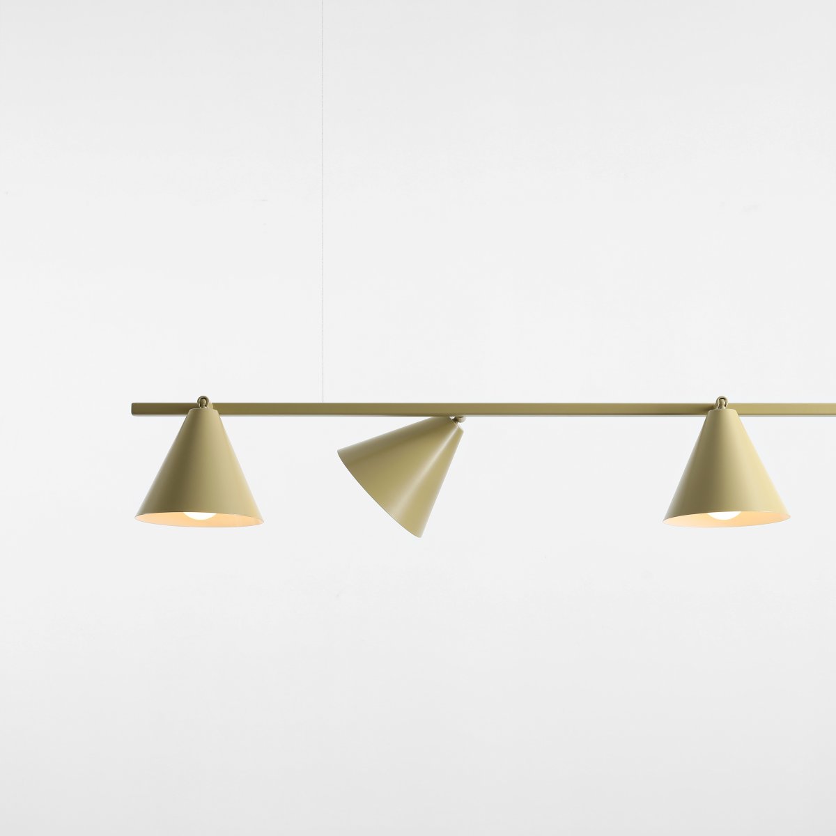 Form 120cm Pistacho Lámpas de techo De Artera - Form es ideal sobre la mesa del comedor o en la cocina, donde no solo proporciona una iluminación funcional, sino que también se convierte en un elemento de diseño elegante.