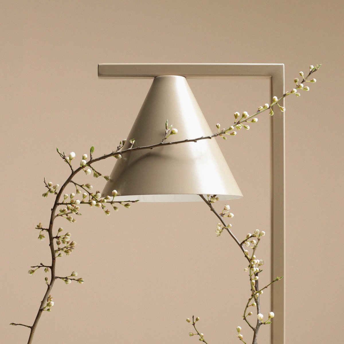 Form 40cm Beige lámpara de mesa De Artera - Gracias a su diseño atemporal y su color sutil, la lámpara se integra a la perfección en varios estilos de interior, al tiempo que añade un toque sofisticado y moderno a la habitación.