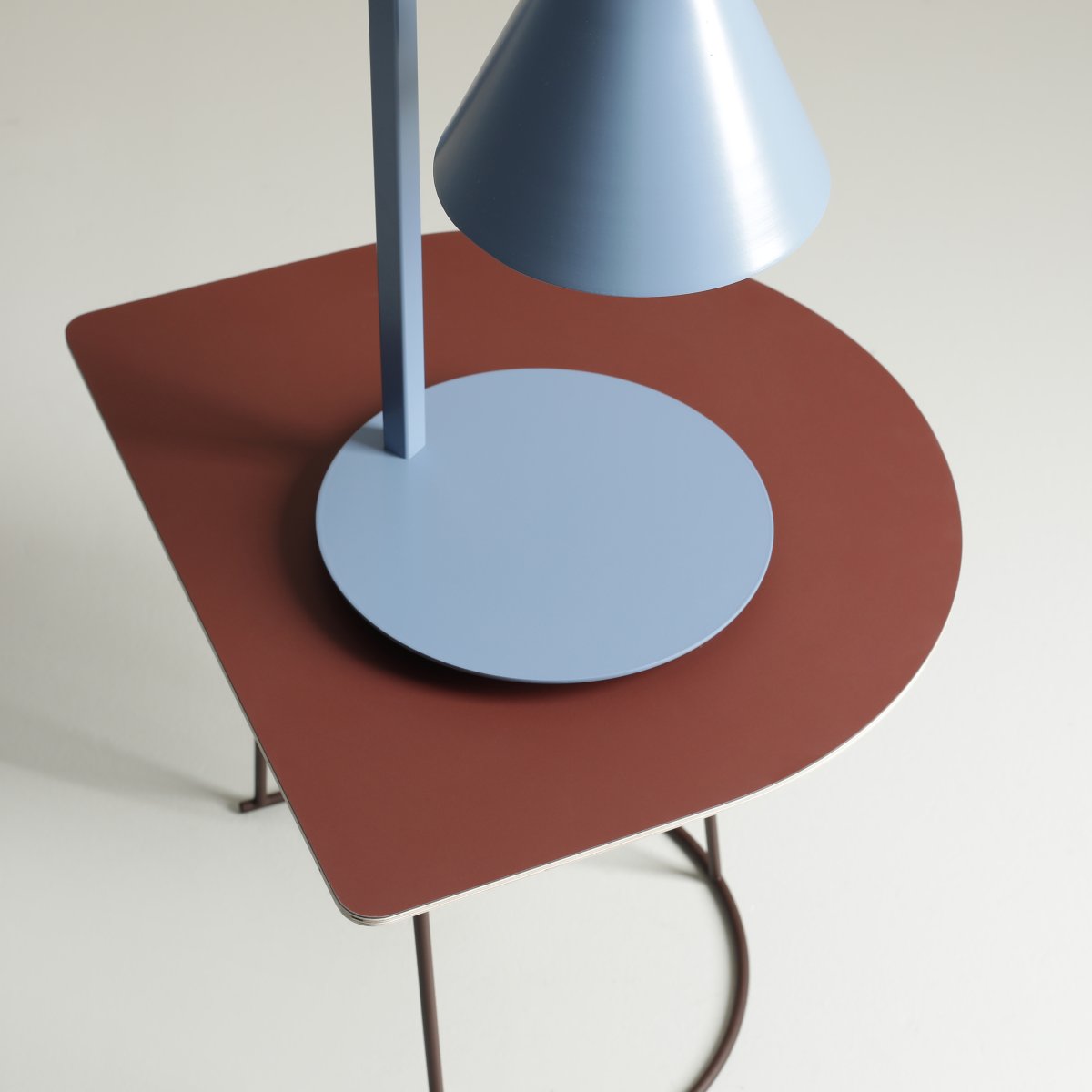 Form 40cm Azul lámpara de mesa De Artera - Gracias a su diseño atemporal y su color sutil, la lámpara se integra a la perfección en varios estilos de interior, al tiempo que añade un toque sofisticado y moderno a la habitación.