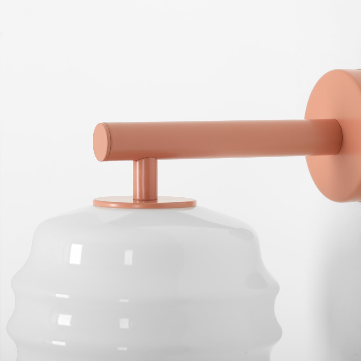 Puff 23cm Coral lámpara de pared De Artera - Su pantalla decorativa de cristal opalino blanco cautiva con su forma curva, otorgándole un aspecto a la vez divertido y sofisticado.