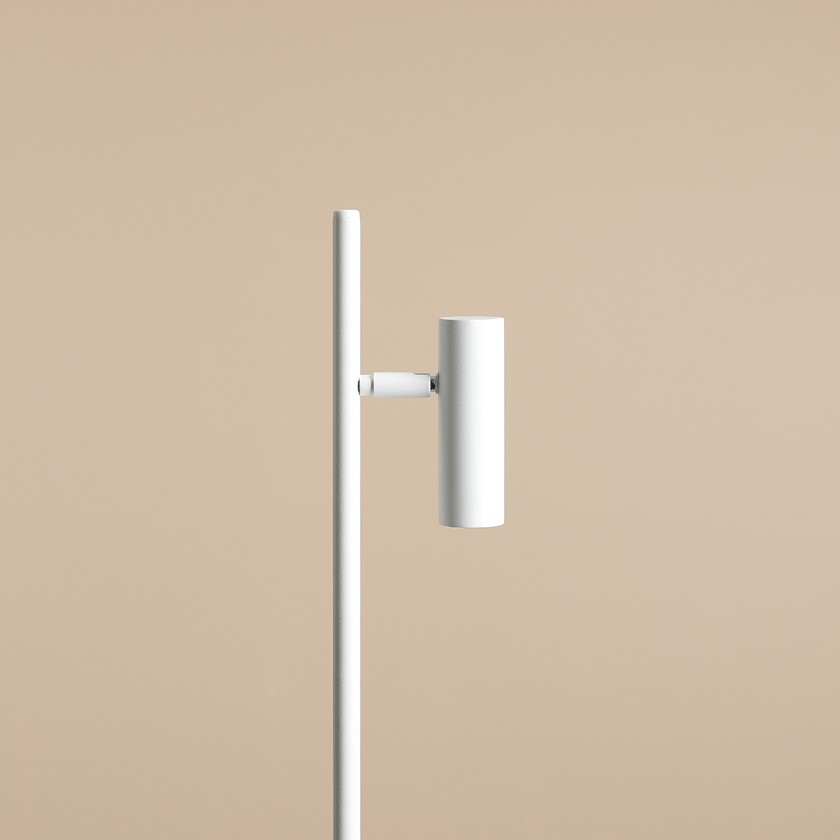 Trevo 54cm Blanco lámpara de escritorio De Artera - La lámpara de mesa Trevo está fabricada en metal y ofrece un diseño moderno y funcional.