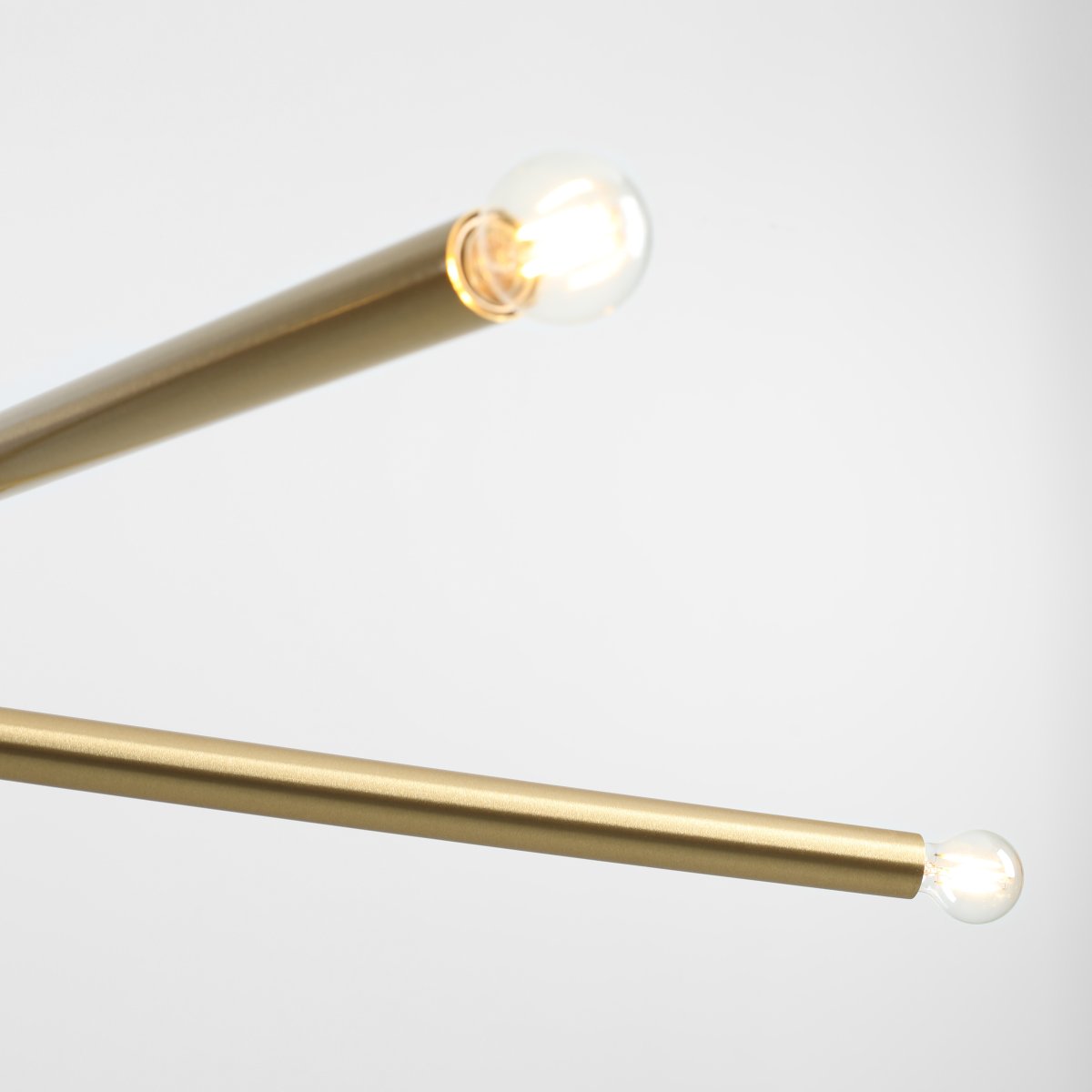 Tubo 4 100cm Latón Lámpas de techo De Artera - La lámpara consta de dos tubos metálicos delgados con un elegante acabado en latón, colocados en diferentes ángulos para crear un aspecto dinámico y ligero.