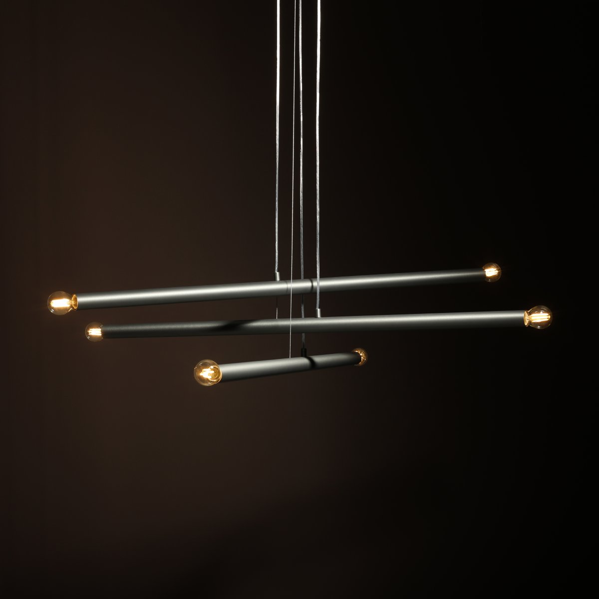 Tubo 6 100cm Acero Lámpas de techo De Artera - Est&aacute; compuesta por tres tubos met&aacute;licos delgados con un elegante acabado en acero, dispuestos a diferentes alturas y &aacute;ngulos para crear un aspecto din&aacute;mico y ligero.