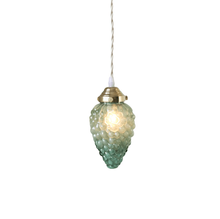 Druva Ø10 Verde lámpara de ventana De Strömshaga - Con su elegante combinación de vidrio verde y forma de uva, así como un portalámparas de latón, la lámpara de techo Druva crea una atmósfera acogedora y elegante.