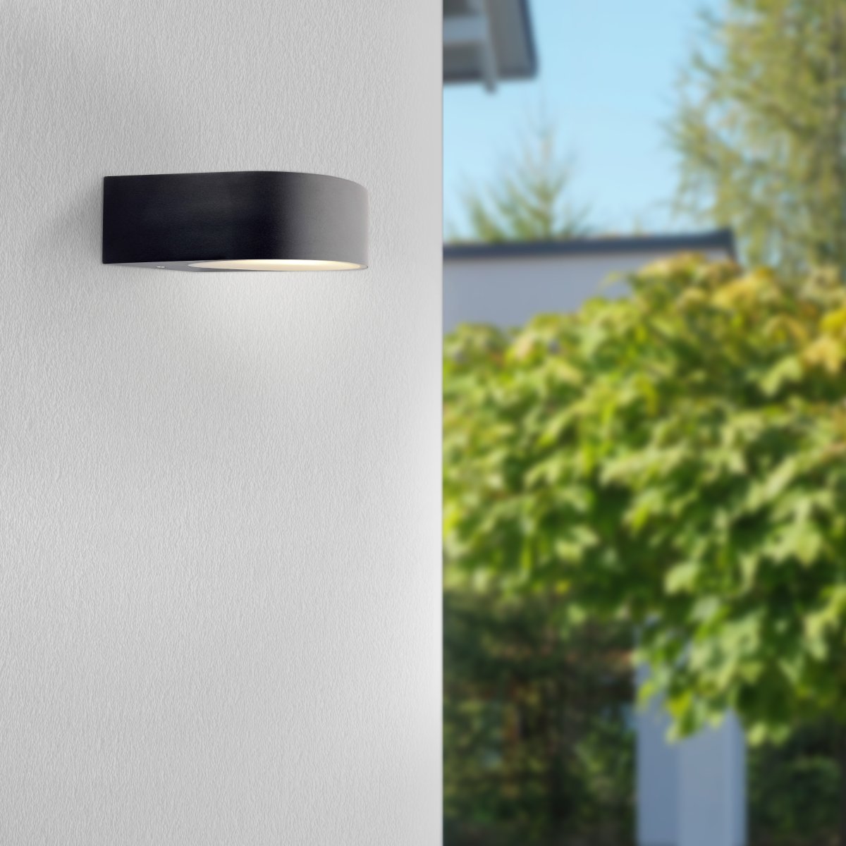 Tyler Negro lámpara de exterior De Brilliant - La lámpara de pared para exterior Tyler está diseñada para crear una iluminación decorativa y transformar cualquier pared de la casa en una elegante instalación de iluminación.