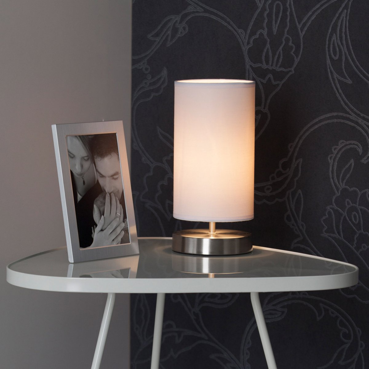 Clarie 25cm Cromo lámpara de mesa De Brilliant - La lámpara cuenta con un cómodo interruptor de corriente media y una longitud de cable de 1,5 m.