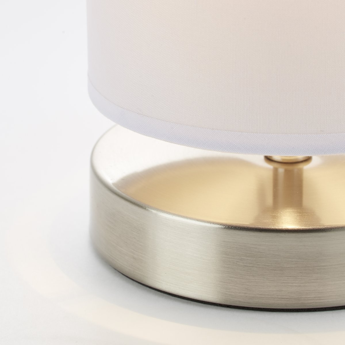 Clarie 25cm Cromo lámpara de mesa De Brilliant - La lámpara cuenta con un cómodo interruptor de corriente media y una longitud de cable de 1,5 m.