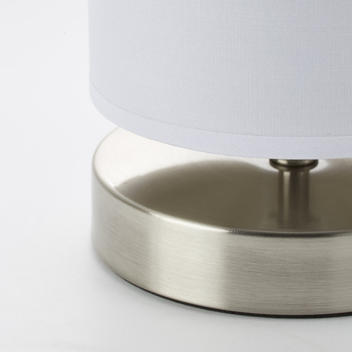 Clarie 25cm Cromo lámpara de mesa De Brilliant - La lámpara cuenta con un cómodo interruptor de corriente media y una longitud de cable de 1,5 m.