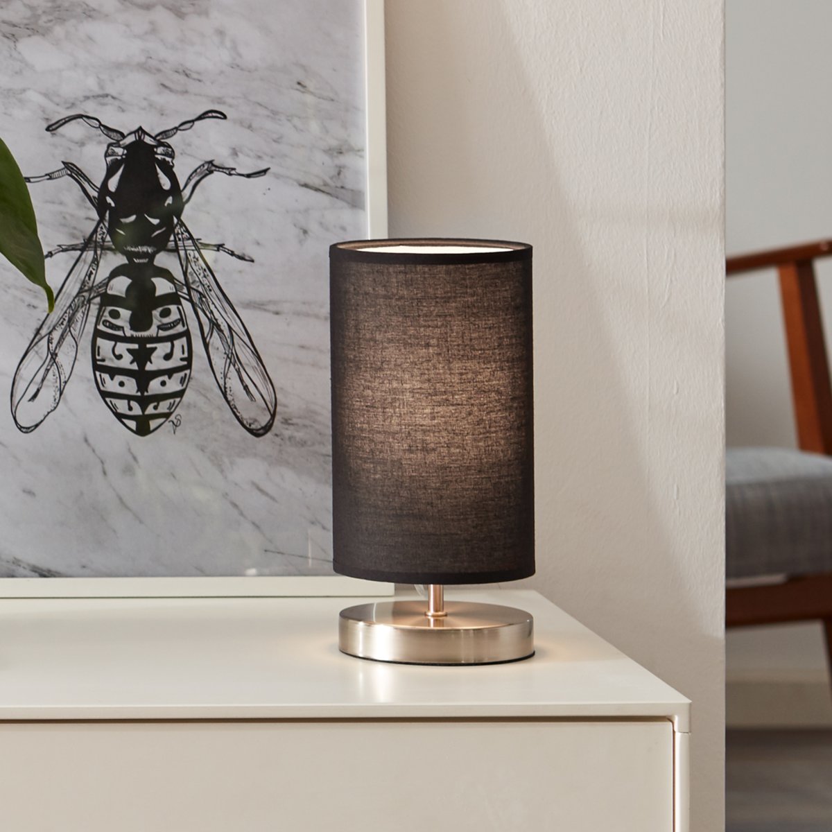 Clarie 25cm Cromo lámpara de mesa De Brilliant - La l&aacute;mpara cuenta con un c&oacute;modo interruptor de corriente media y una longitud de cable de 1,5 m.