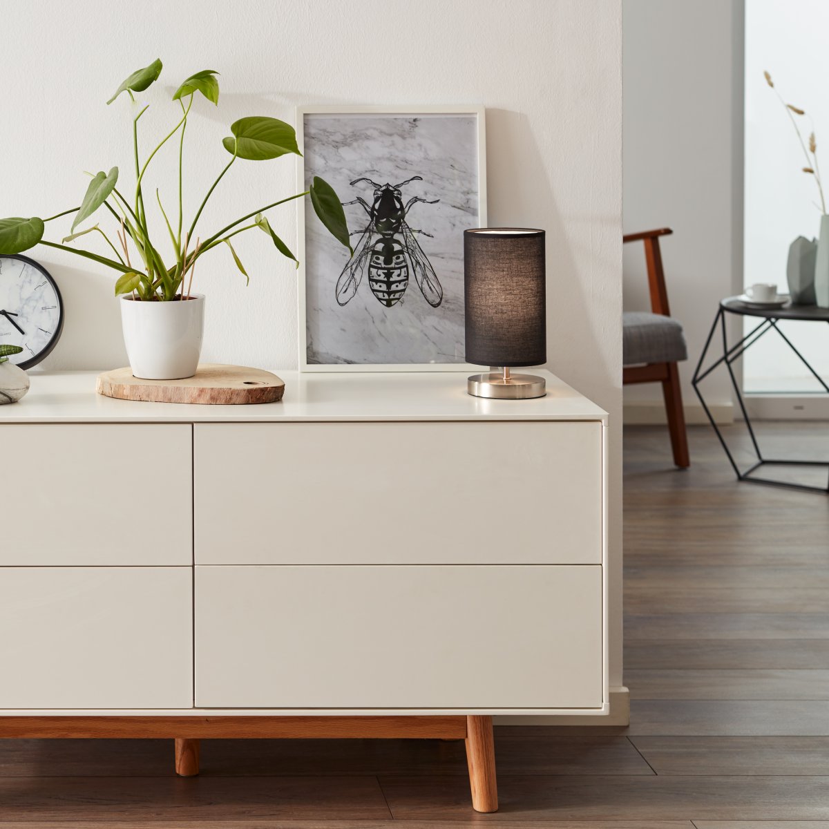 Clarie 25cm Cromo lámpara de mesa De Brilliant - La l&aacute;mpara cuenta con un c&oacute;modo interruptor de corriente media y una longitud de cable de 1,5 m.