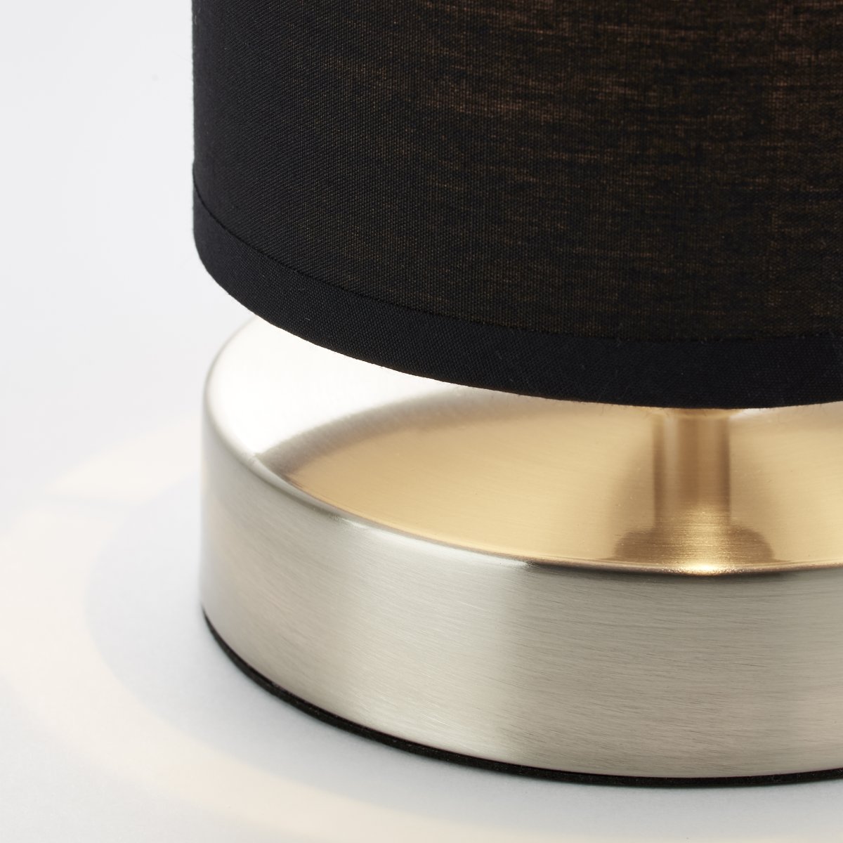 Clarie 25cm Cromo lámpara de mesa De Brilliant - La l&aacute;mpara cuenta con un c&oacute;modo interruptor de corriente media y una longitud de cable de 1,5 m.