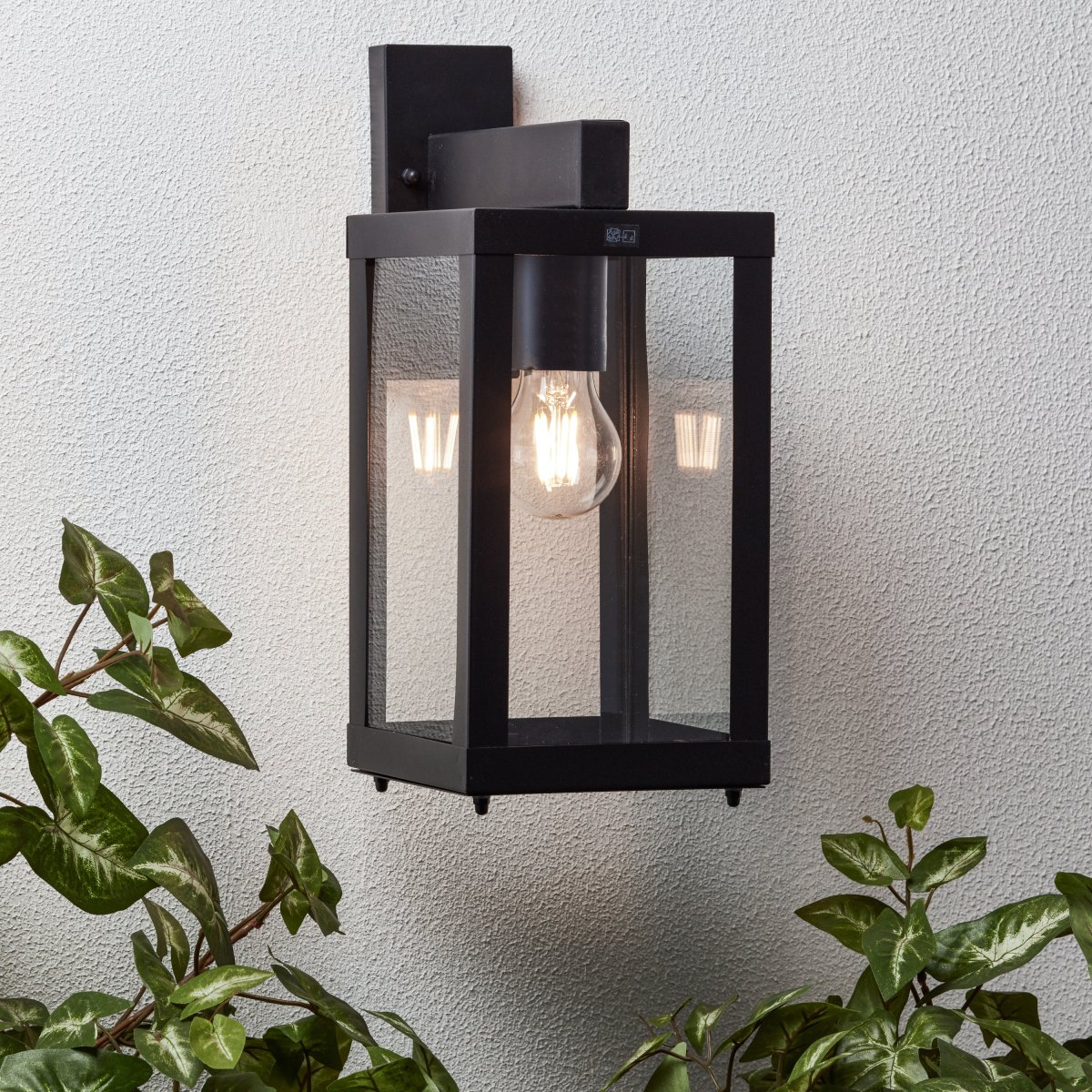 Gaia Negro lámpara de exterior De Brilliant - La l&aacute;mpara de pared exterior Gaia es ideal para una iluminaci&oacute;n funcional y atmosf&eacute;rica de su puerta de entrada o fachada.
