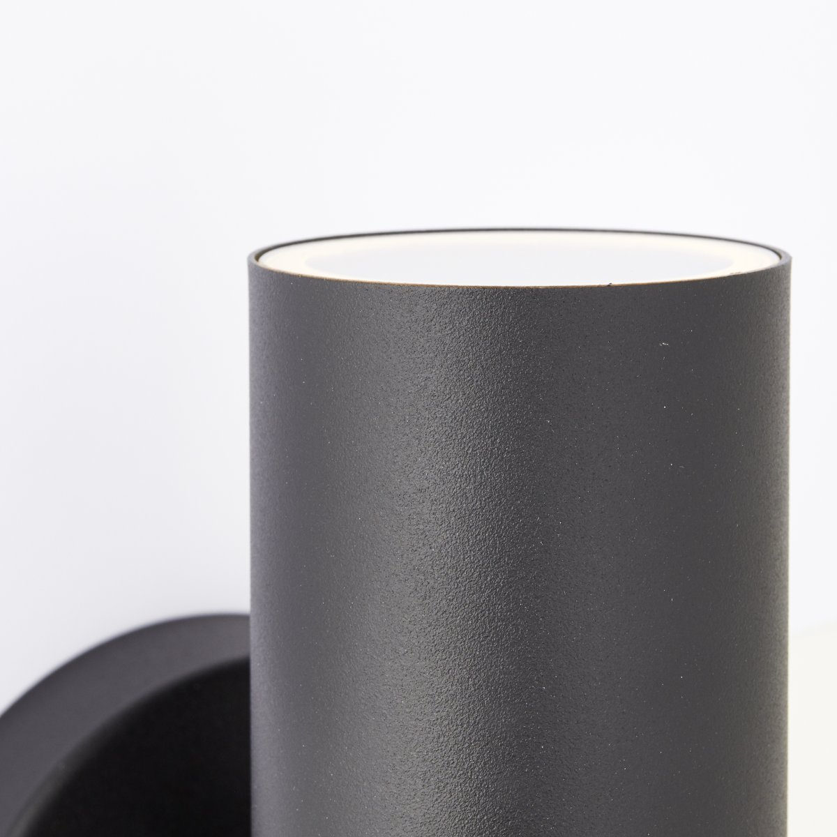 Hanni Negro lámpara de exterior De Brilliant - El aplique de pared Hanni es perfecto para la iluminación decorativa y transforma cualquier fachada en una obra de arte de luces y sombras.