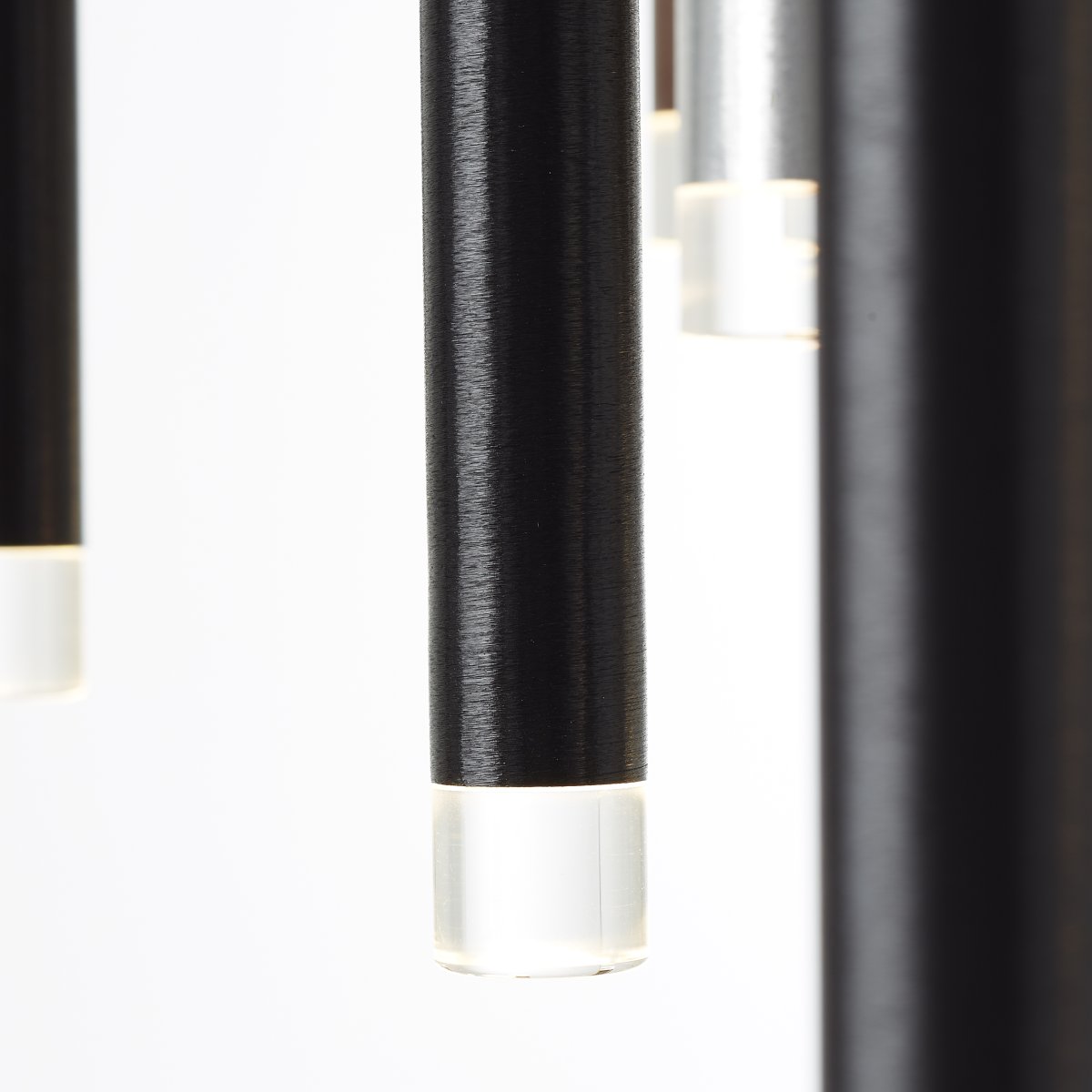 Cembalo Ø55 Aluminio Lámpas de techo De Brilliant - Gracias a la tecnología LED integrada, la lámpara es energéticamente eficiente y duradera, y la luz blanca cálida proporciona un brillo agradable.