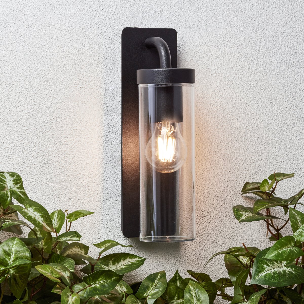 Aosta Negro mate lámpara de exterior De Brilliant - La l&aacute;mpara de pared para exterior Aosta ofrece una iluminaci&oacute;n pr&aacute;ctica y atmosf&eacute;rica y es perfecta para iluminar la puerta de entrada durante las estaciones m&aacute;s oscuras.