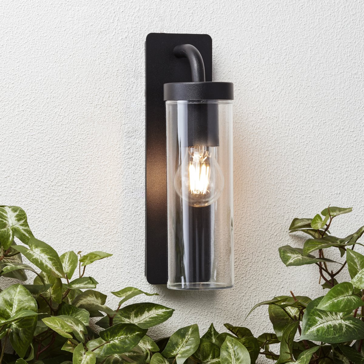 Aosta Negro mate lámpara de exterior De Brilliant - La l&aacute;mpara de pared para exterior Aosta ofrece una iluminaci&oacute;n pr&aacute;ctica y atmosf&eacute;rica y es perfecta para iluminar la puerta de entrada durante las estaciones m&aacute;s oscuras.