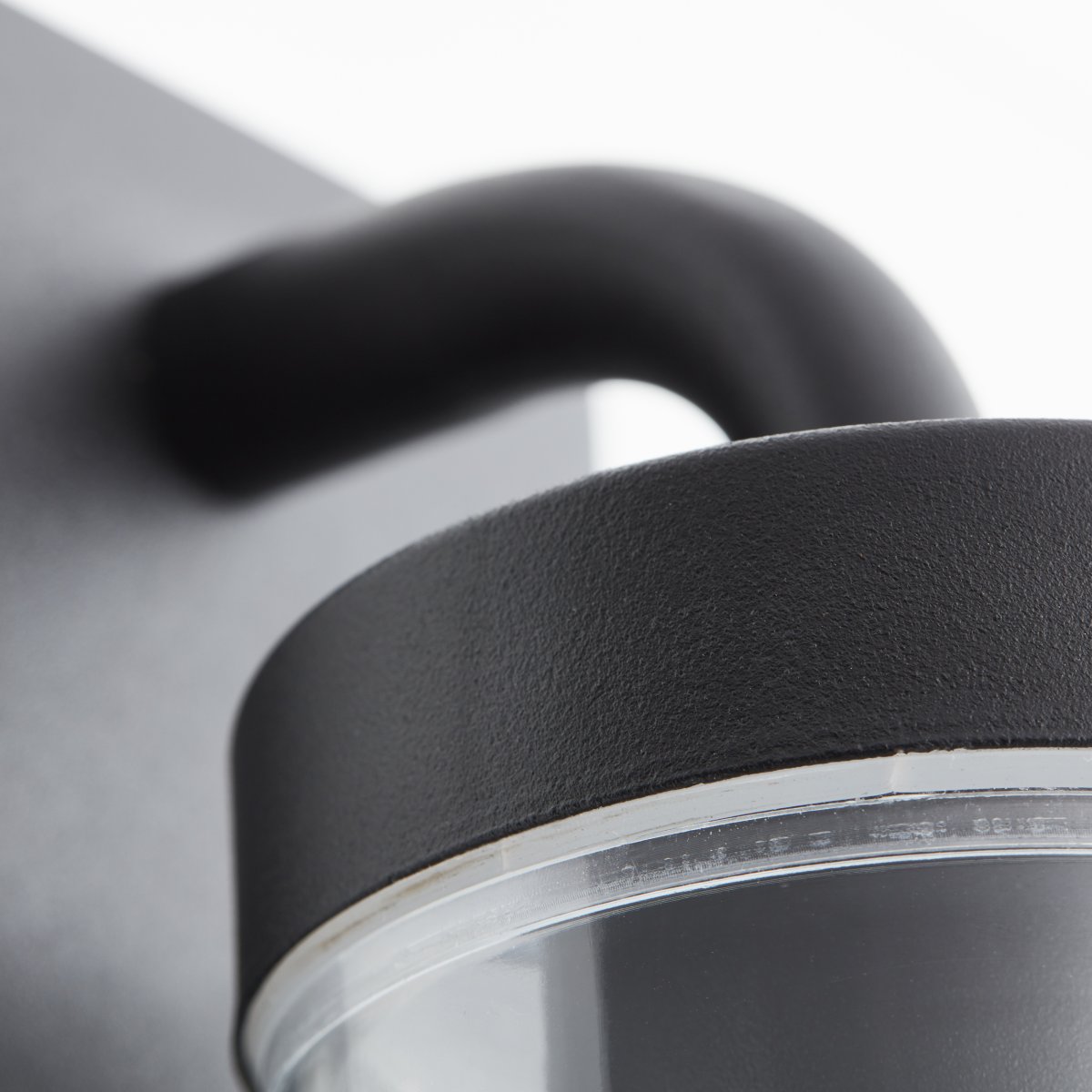 Aosta Negro mate lámpara de exterior De Brilliant - La l&aacute;mpara de pared para exterior Aosta ofrece una iluminaci&oacute;n pr&aacute;ctica y atmosf&eacute;rica y es perfecta para iluminar la puerta de entrada durante las estaciones m&aacute;s oscuras.