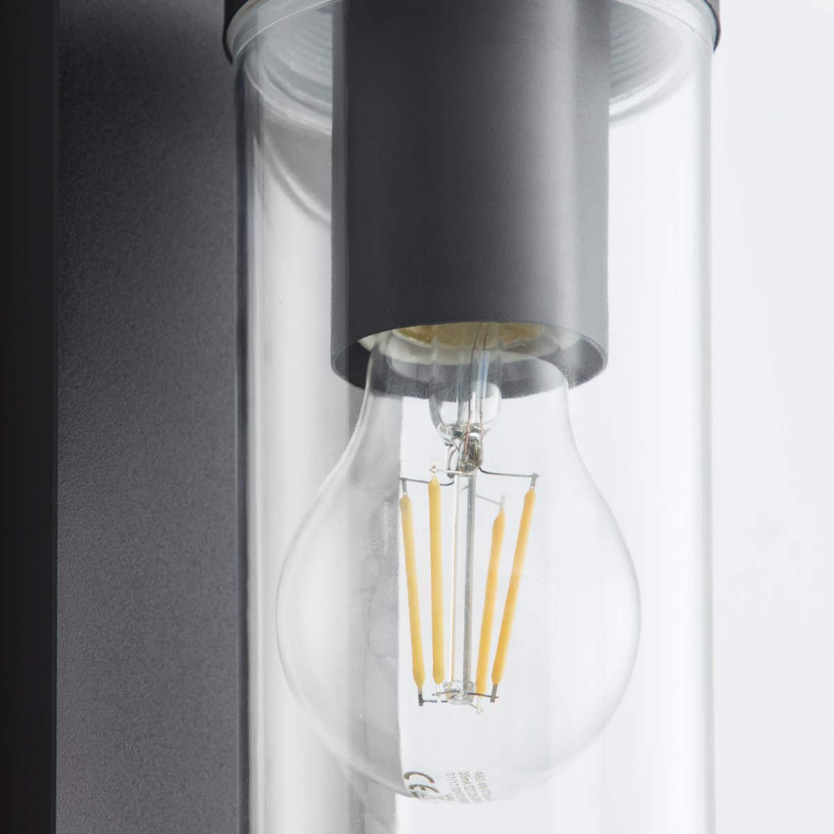 Aosta Negro mate lámpara de exterior De Brilliant - La l&aacute;mpara de pared para exterior Aosta ofrece una iluminaci&oacute;n pr&aacute;ctica y atmosf&eacute;rica y es perfecta para iluminar la puerta de entrada durante las estaciones m&aacute;s oscuras.