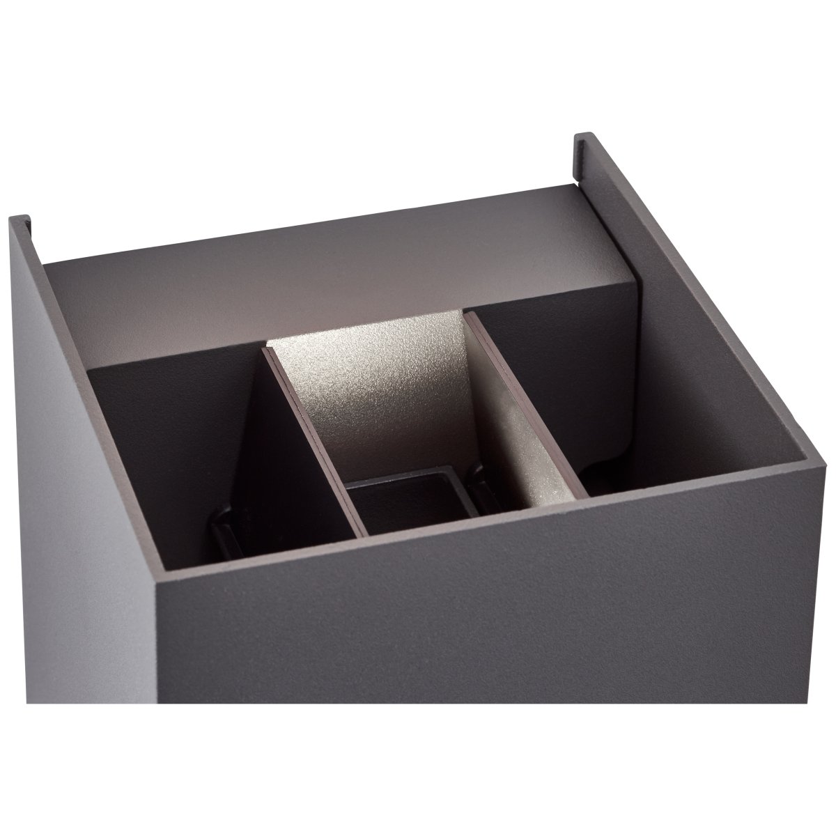 Hilly Gris oscuro lámpara de exterior De Brilliant - Está equipado con tecnología LED de bajo consumo y dispone de lamas orientables que permiten ajustar la distribución de la luz según las necesidades.