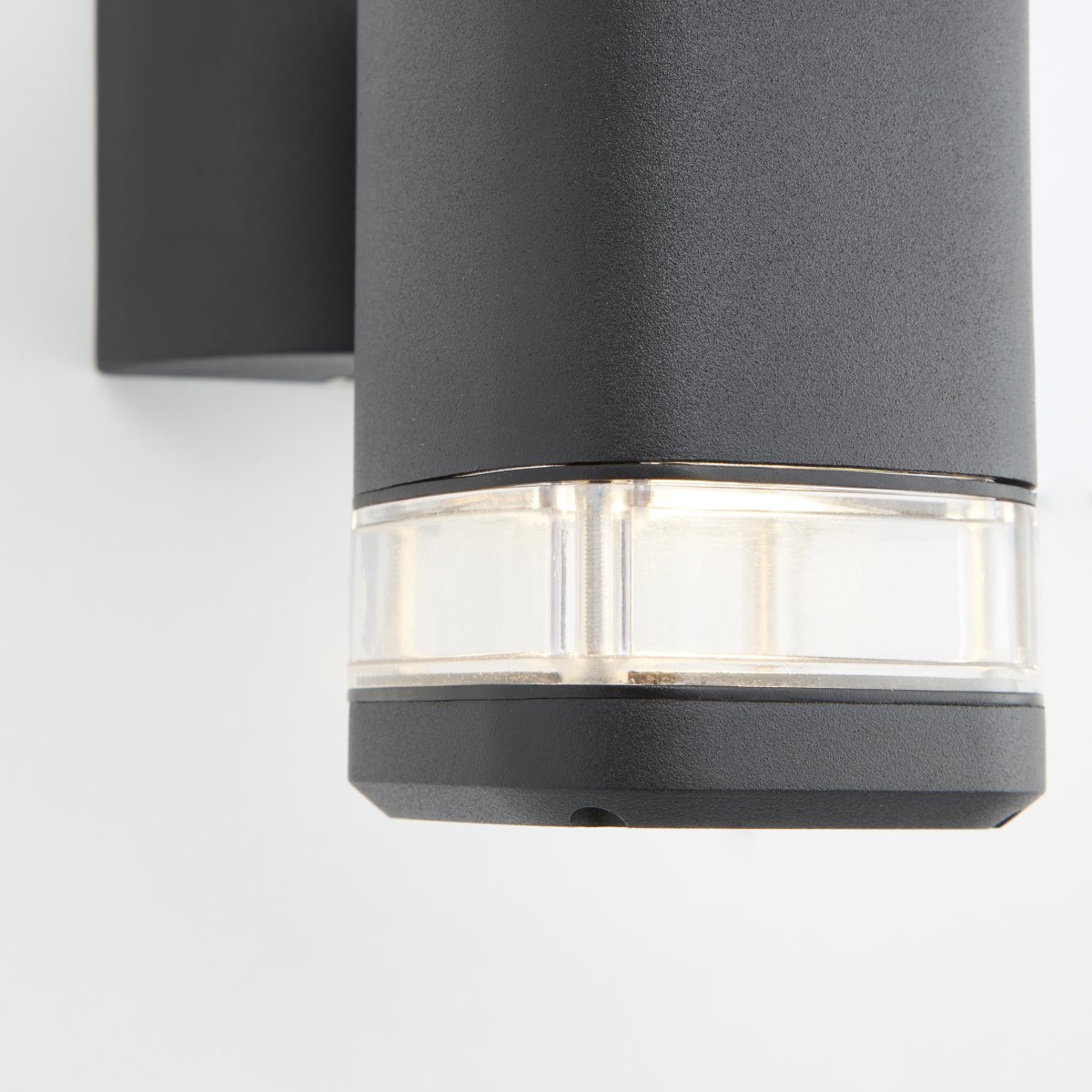 Jandy Negro lámpara de exterior De Brilliant - La lámpara de pared para exterior Jandy proporciona una iluminación práctica y decorativa en la entrada de la casa.