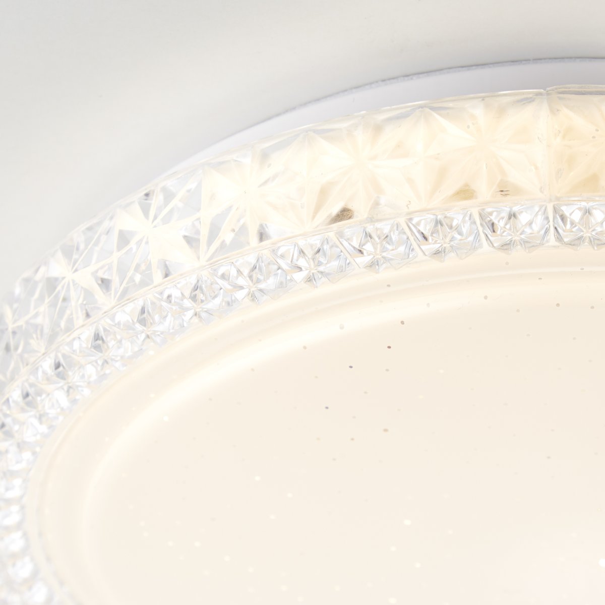 Badria Ø30 Blanco plafón De Brilliant - El efecto cielo estrellado de la lámpara con pequeños puntos transparentes en la cubierta crea una atmósfera brillante y acogedora y, por lo tanto, es especialmente adecuada para dormitorios y habitaciones infantiles.