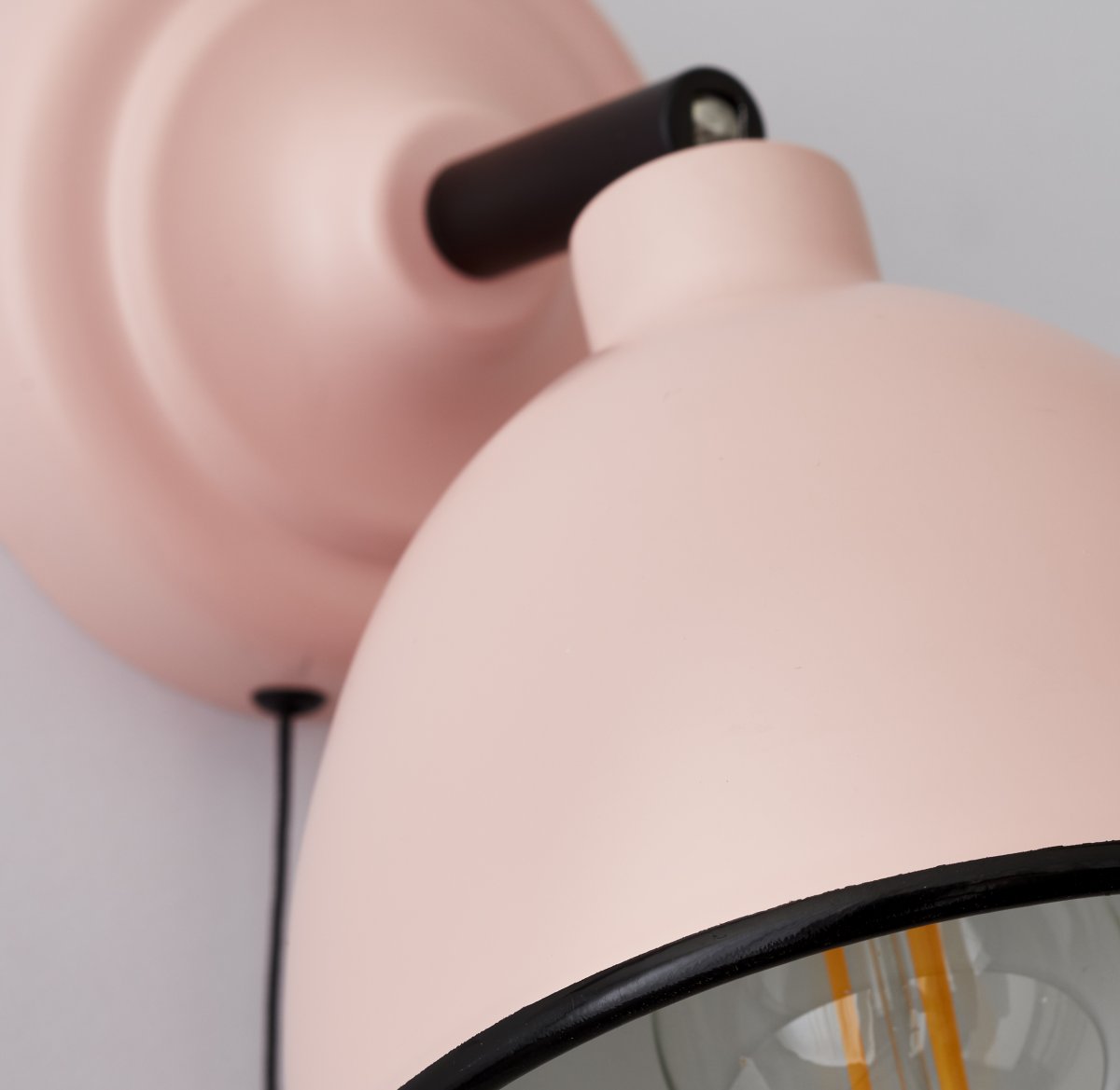Telio Rosa lámpara de lectura De Brilliant - El cabezal giratorio de la l&aacute;mpara permite ajustar f&aacute;cilmente la direcci&oacute;n de la luz para iluminar zonas espec&iacute;ficas y el pr&aacute;ctico interruptor de tiro facilita su encendido y apagado.