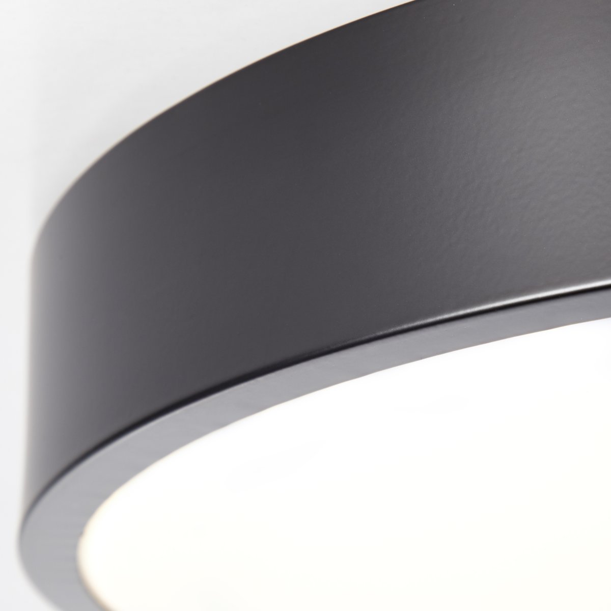 Slimline Ø33 Negro plafón De Brilliant - La luz del techo suele ser la fuente de luz central en cualquier habitación y la luz de techo delgada es una excelente opción.
